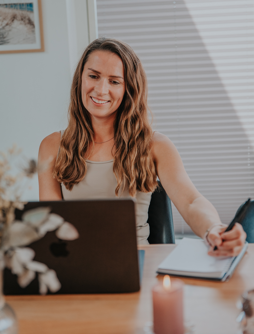 Louise fra Leveform under online vejledning ved sin computer